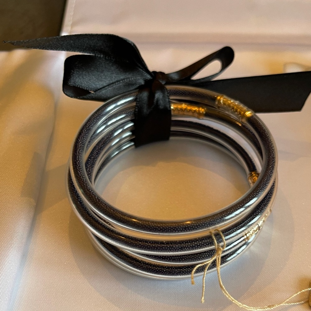 Boutique style bangle bracelet